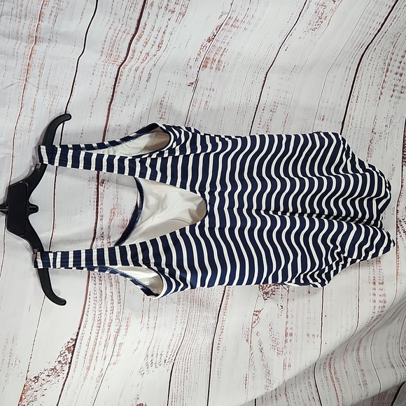 Lands' End Women's Chlorine Resistant Soft Cup Tugless Sporty One Piece Swimsuit - Picture 5 of 10